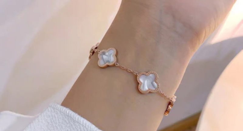 Trang sức làm từ cỏ bốn lá - Biểu tượng của sự may mắn-Lê Thị Bảo Ngọc