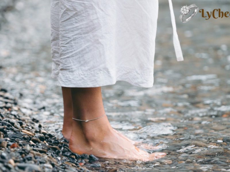 Nữ nên đeo lắc chân bên nào tốt? - Dương Thị Khánh Huyền